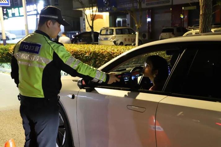 躲查酒驾钻警车车底,躲查酒驾钻警车车底违法吗