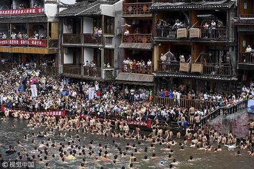 澳彩77749.cσm查询开奖和凤凰古城百人抢鸭子与凤凰古城百人抢鸭子是真的吗